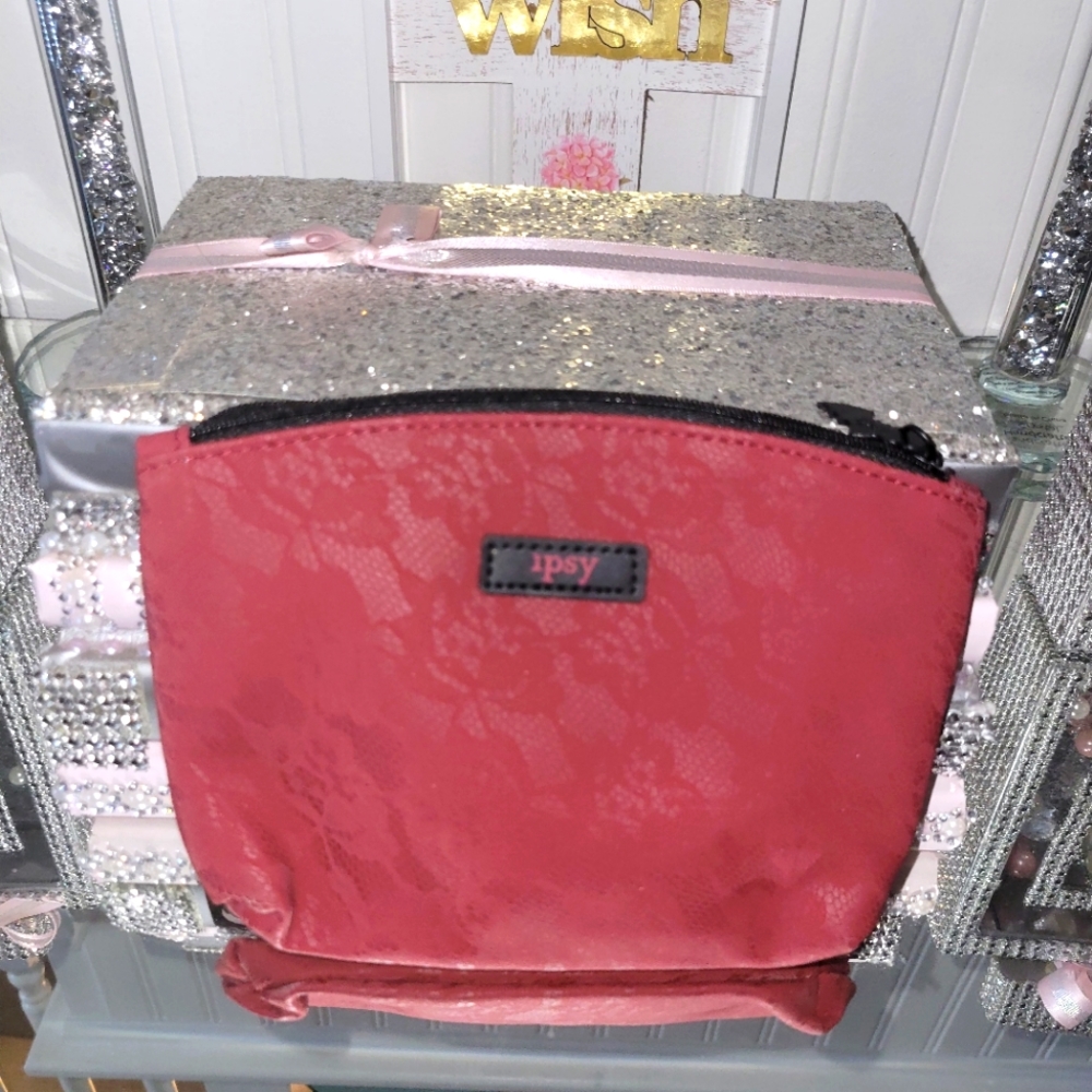 NWOT 🌸 Limited Edition Ipsy cosmetic Bag 🌸